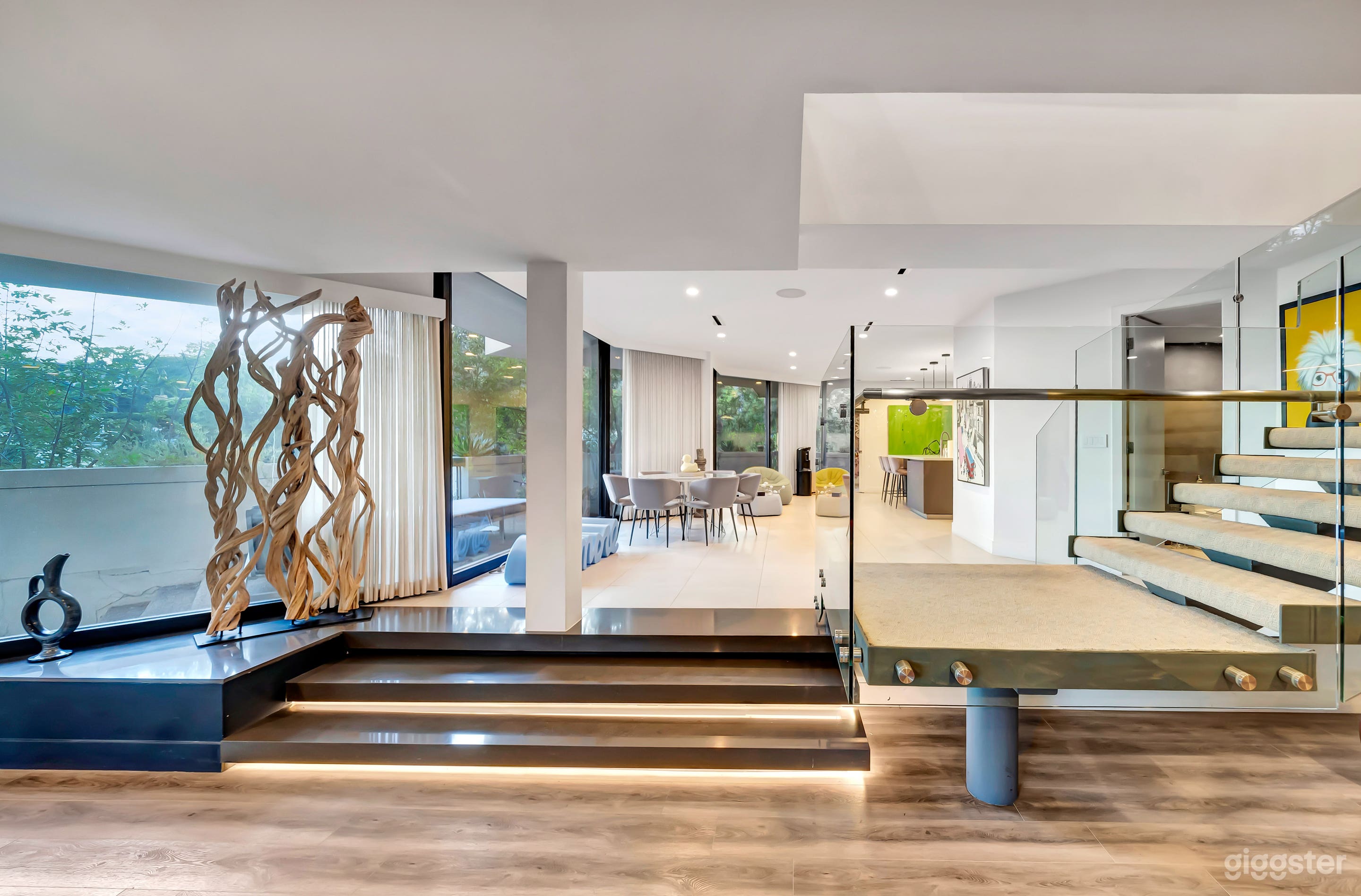 Beverly Hills Mansion w/ Luxurious Interior Design Photo 3