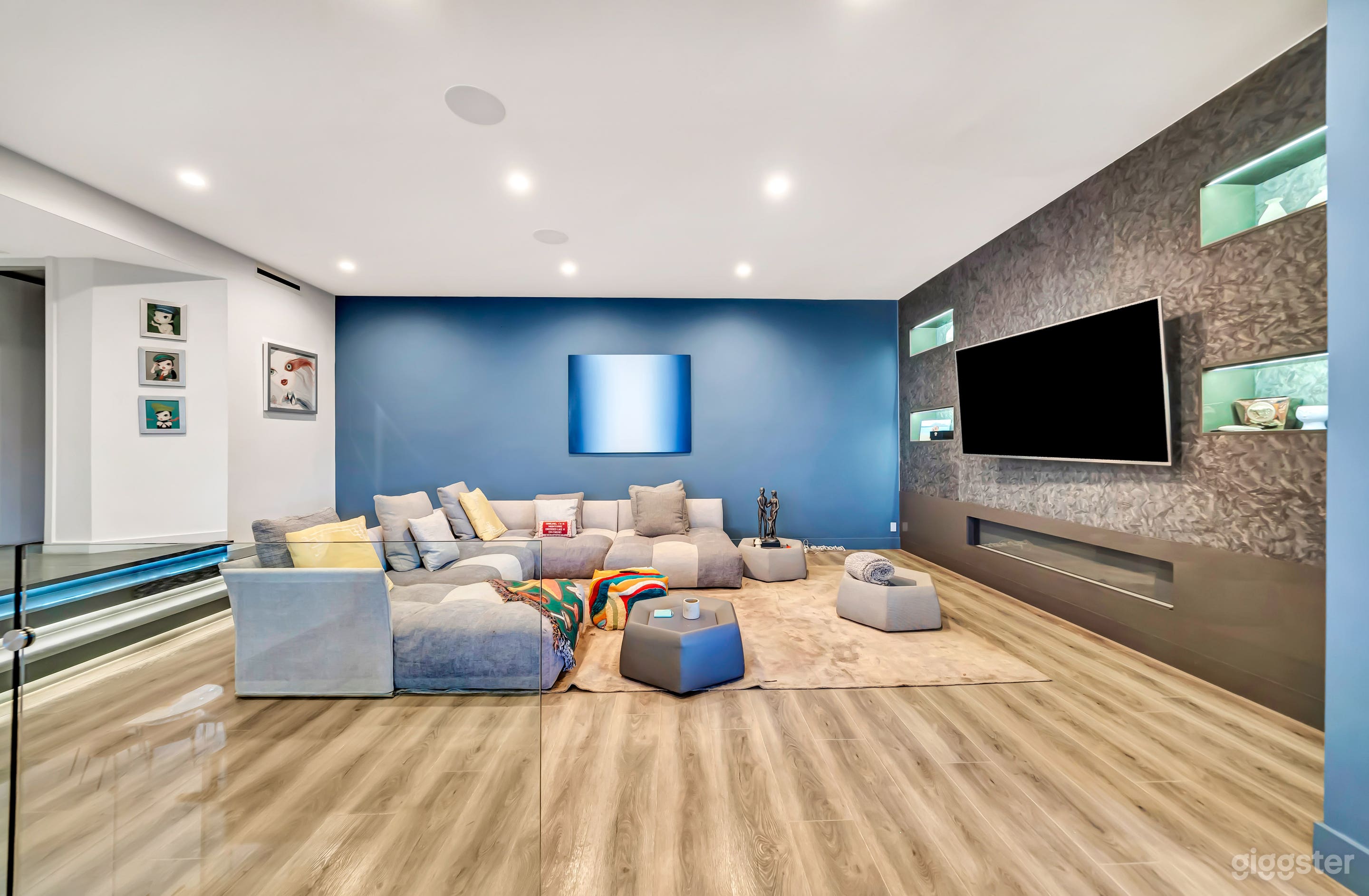 Beverly Hills Mansion w/ Luxurious Interior Design Photo 4