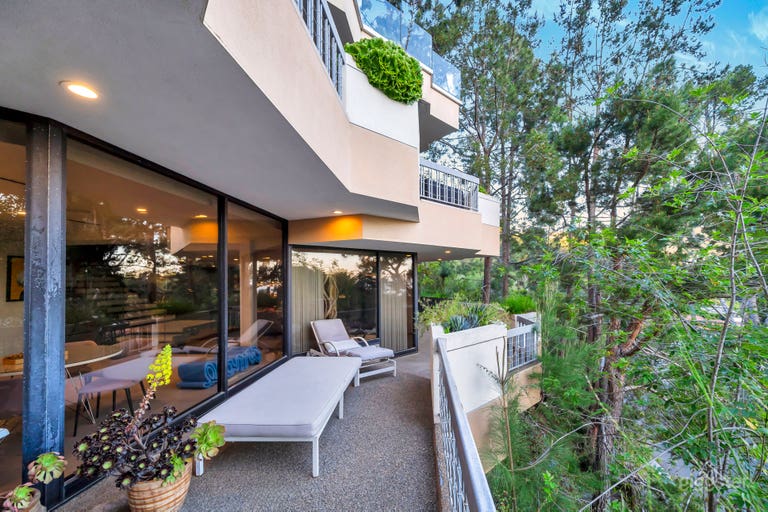  Beverly Hills Mansion w/ Luxurious Interior Design 