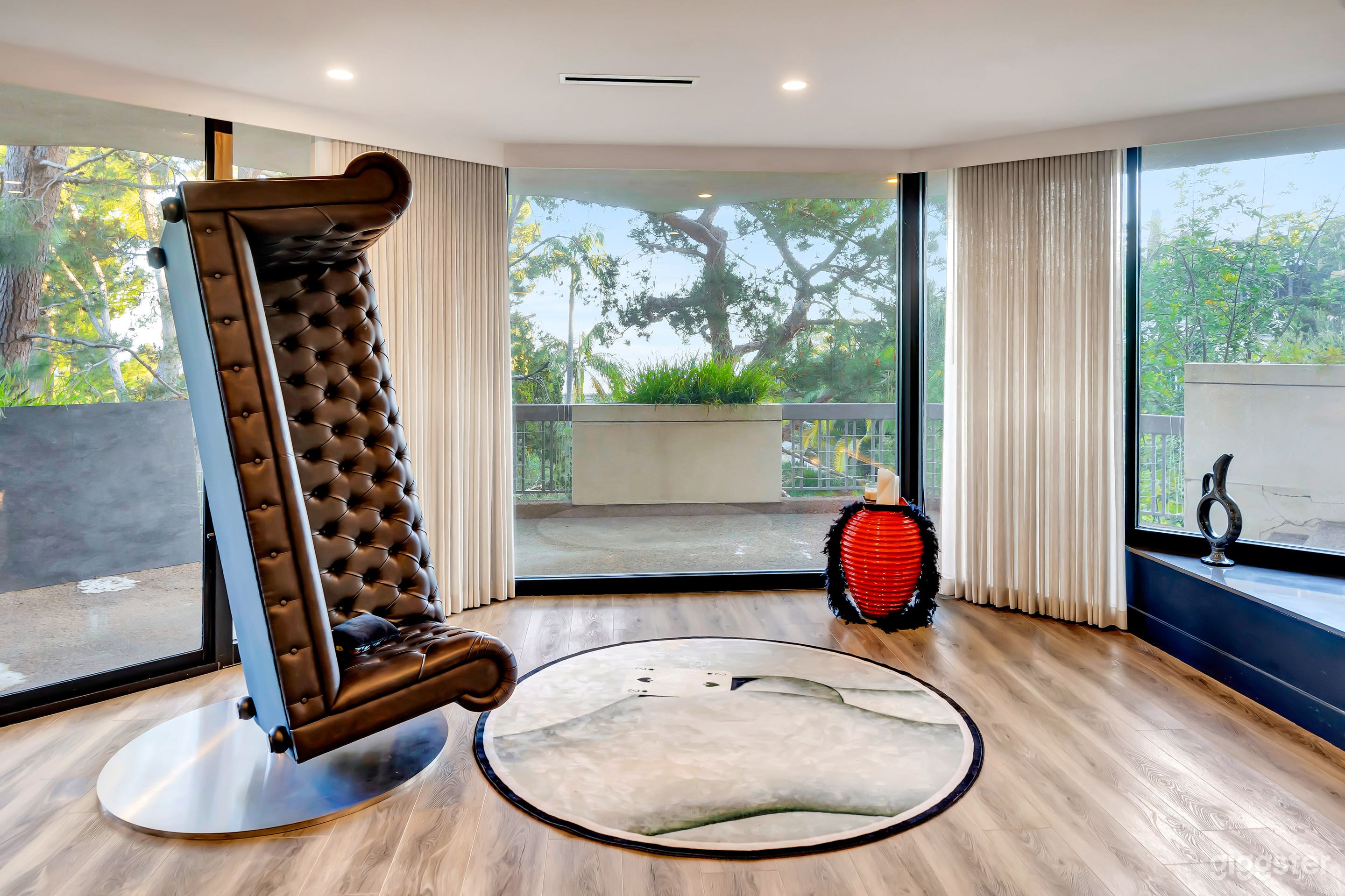 Beverly Hills Mansion w/ Luxurious Interior Design Photo 3