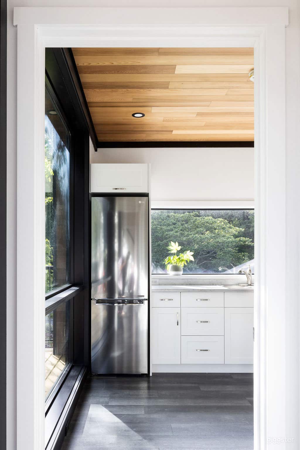 Squamish Oasis Huge Outdoor Patio Photo 3