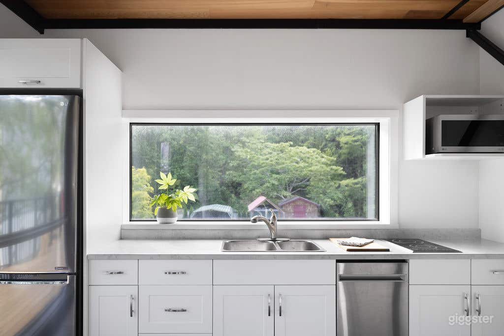 Squamish Oasis Huge Outdoor Patio Photo 4