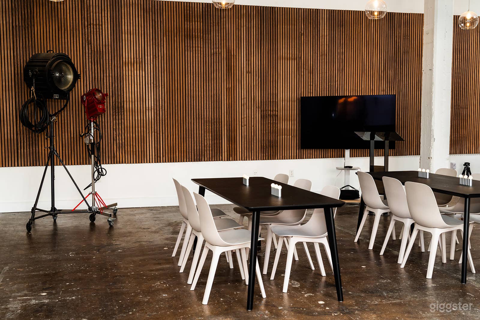 Modern Industrial Studio with Natural Light Photo 4