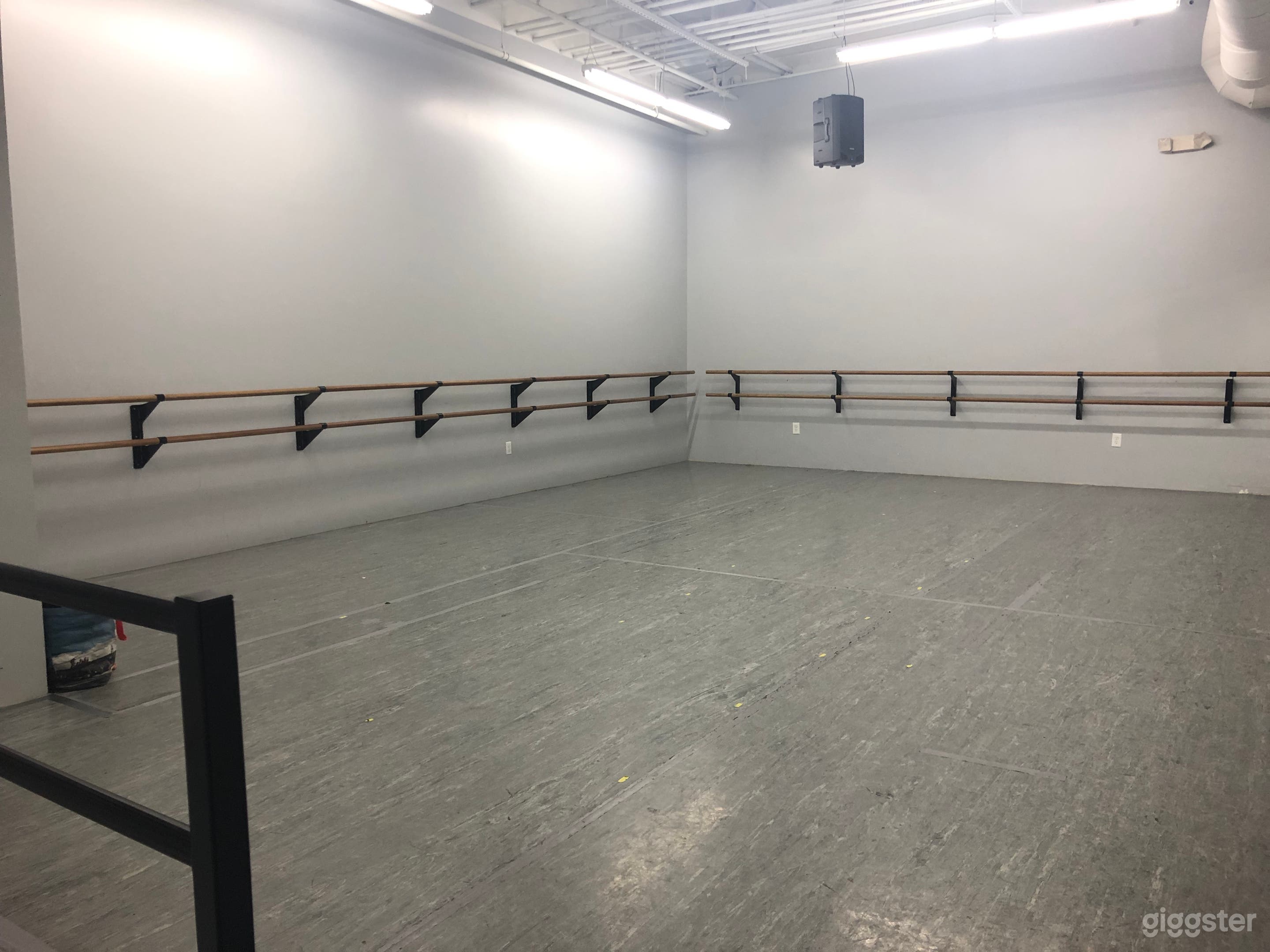 Studio "B" image 1 
800 sf