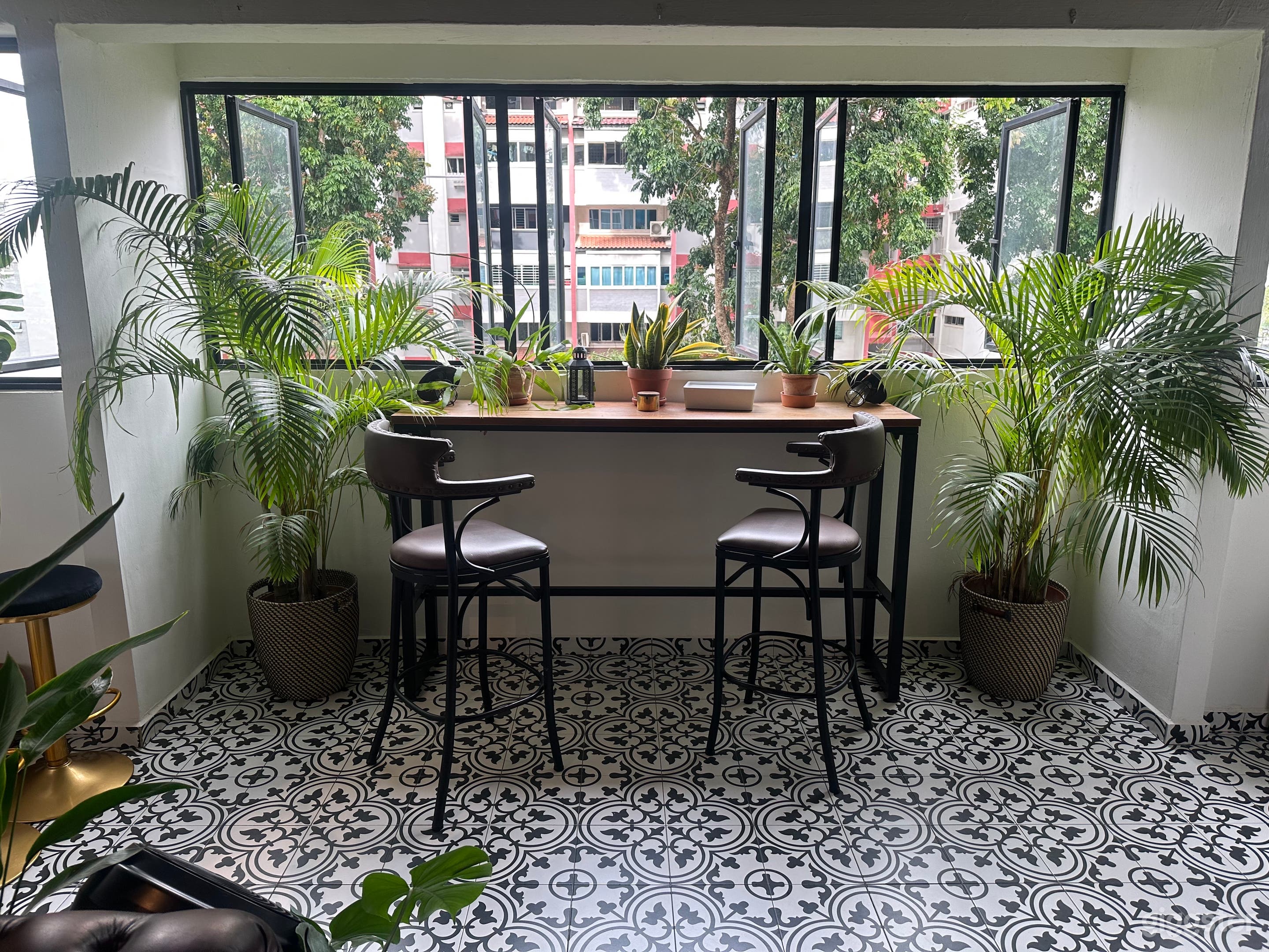 Eclectic Style 2-storey Maisonette Photo 2