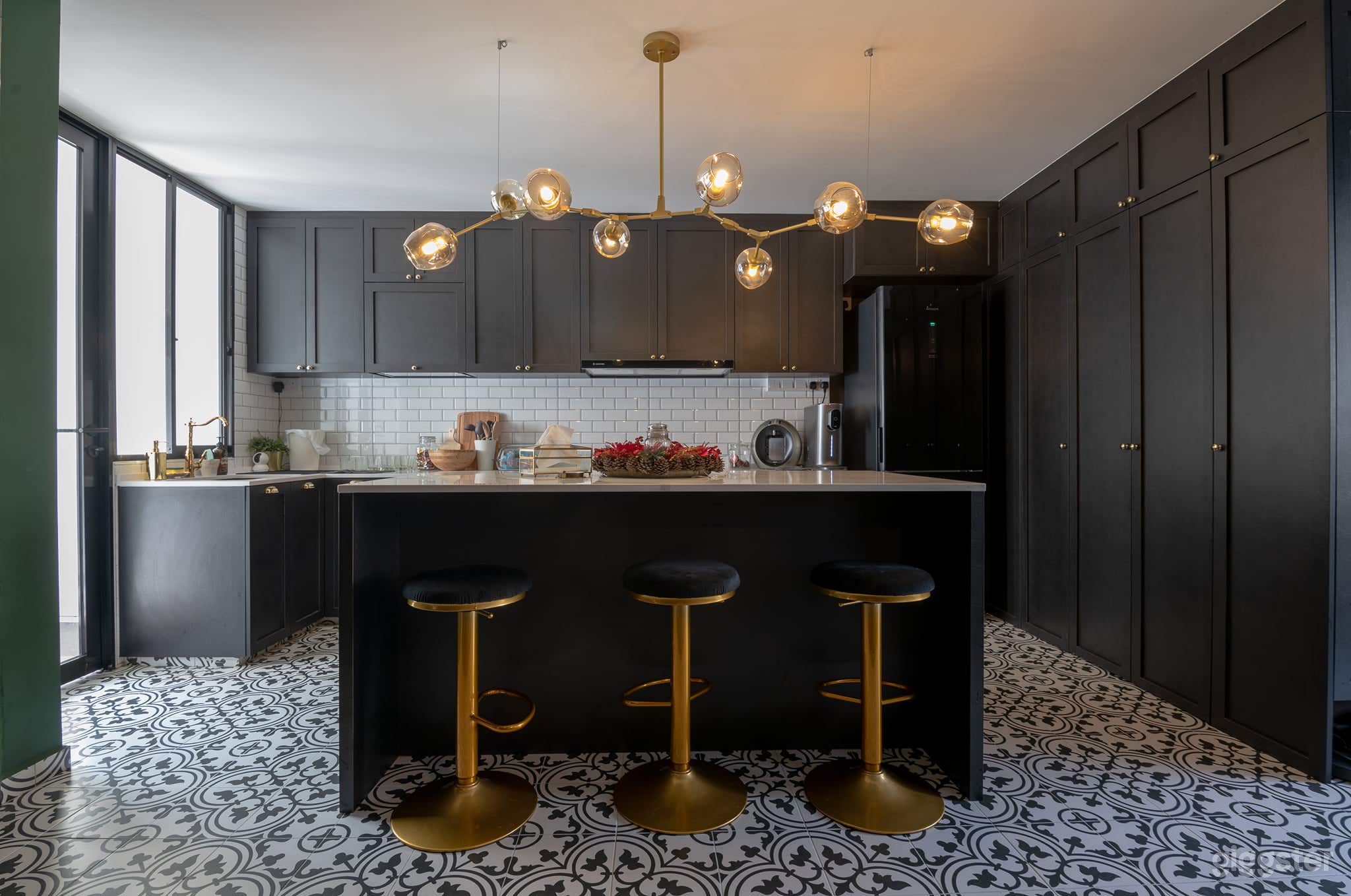 Eclectic Style 2-storey Maisonette Photo 3