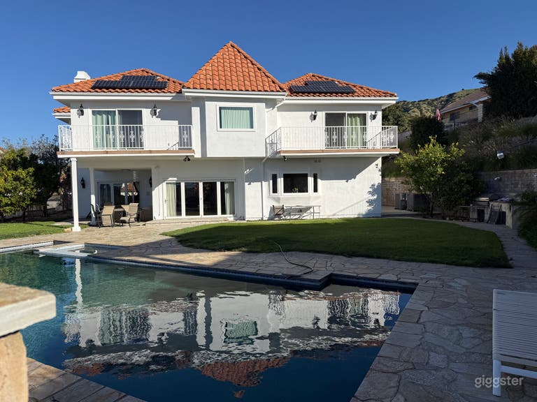  Luxury mansion on top of the Burbank Hills 