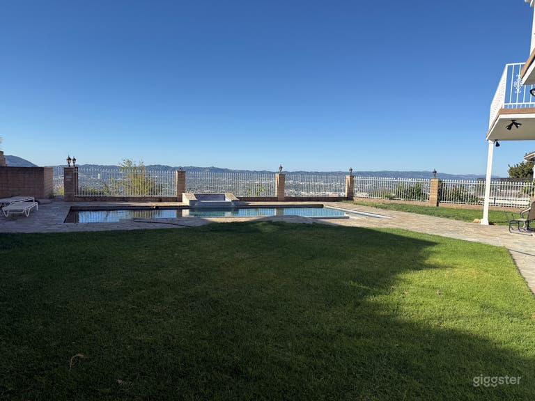  Luxury mansion on top of the Burbank Hills 