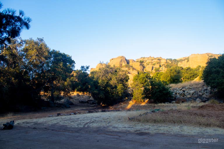  Big flat area with cliff view 