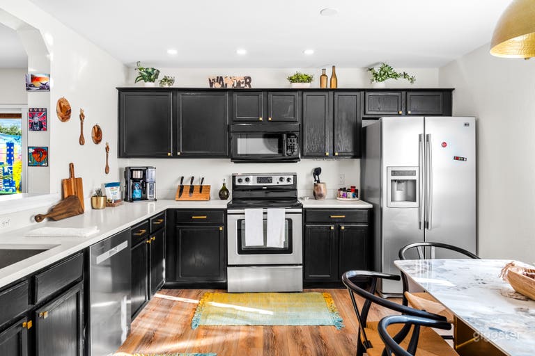  From gleaming countertops to state-of-the-art appliances, it&#x27;s a chef&#x27;s dream come true. Whip up your favorite dishes in style! 