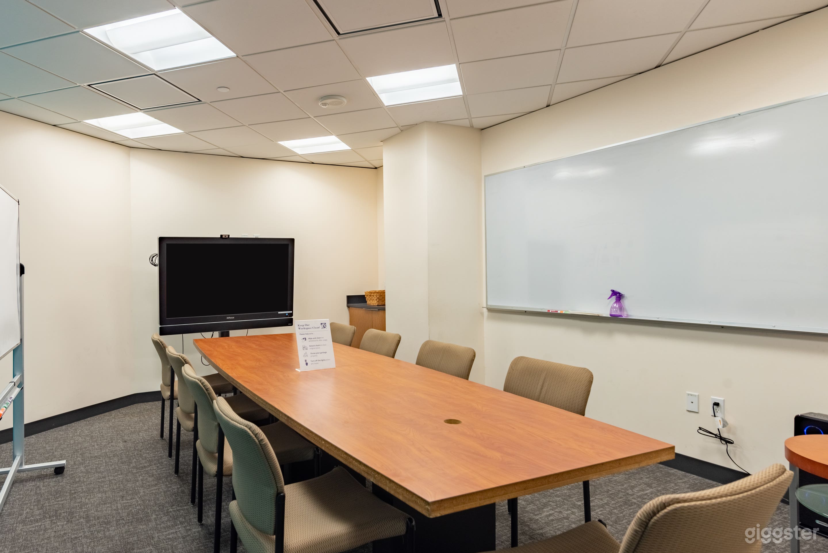 Oahu: Convenient Conference Room Downtown Seattle Photo 3