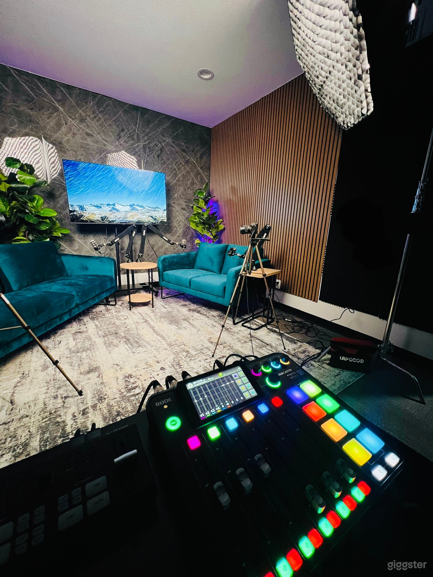 A Creator Paradise - Podcasting / Events / Streaming Photo 3