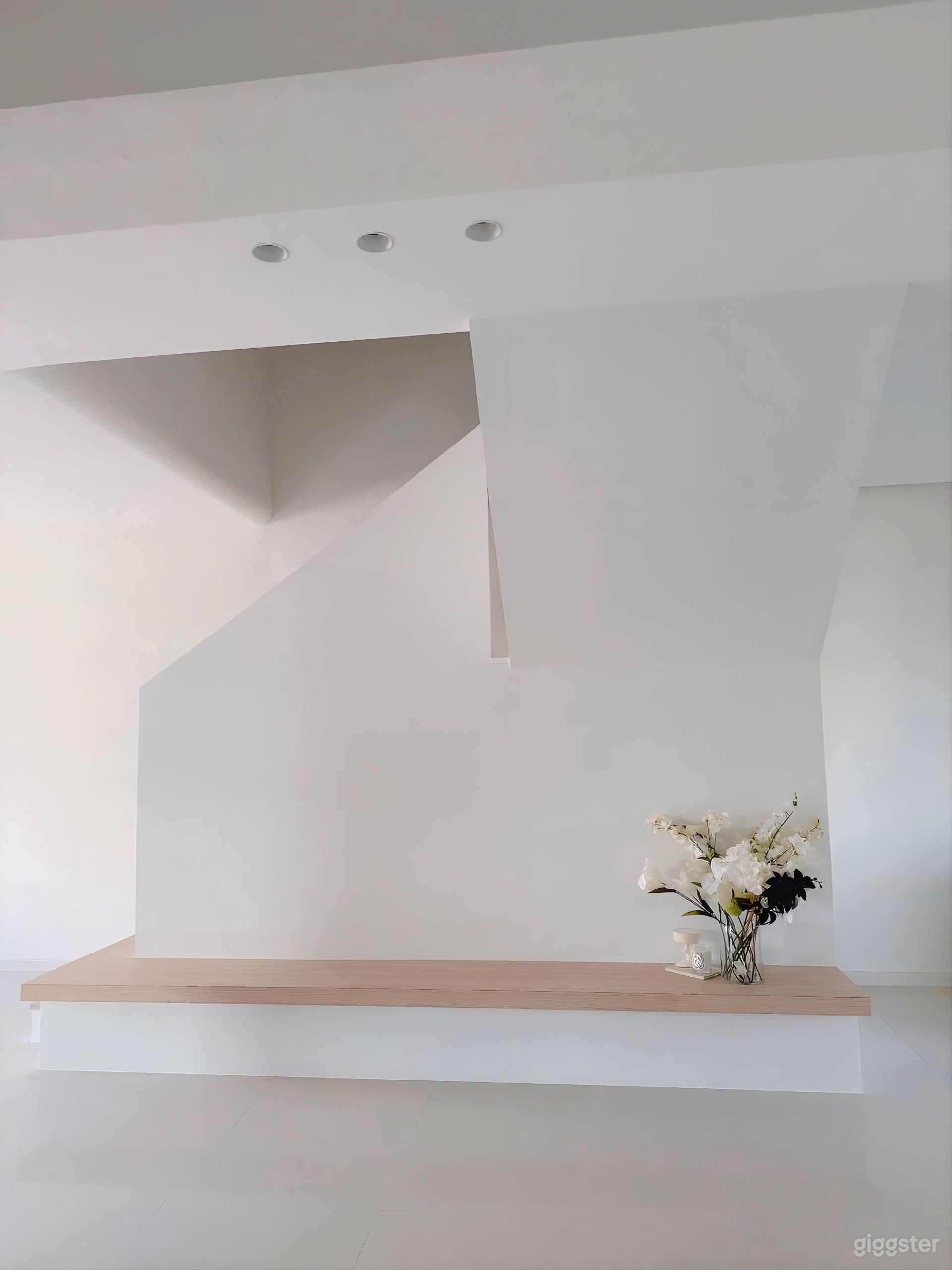 Serene, Minimal Contemporary Apartment Photo 4