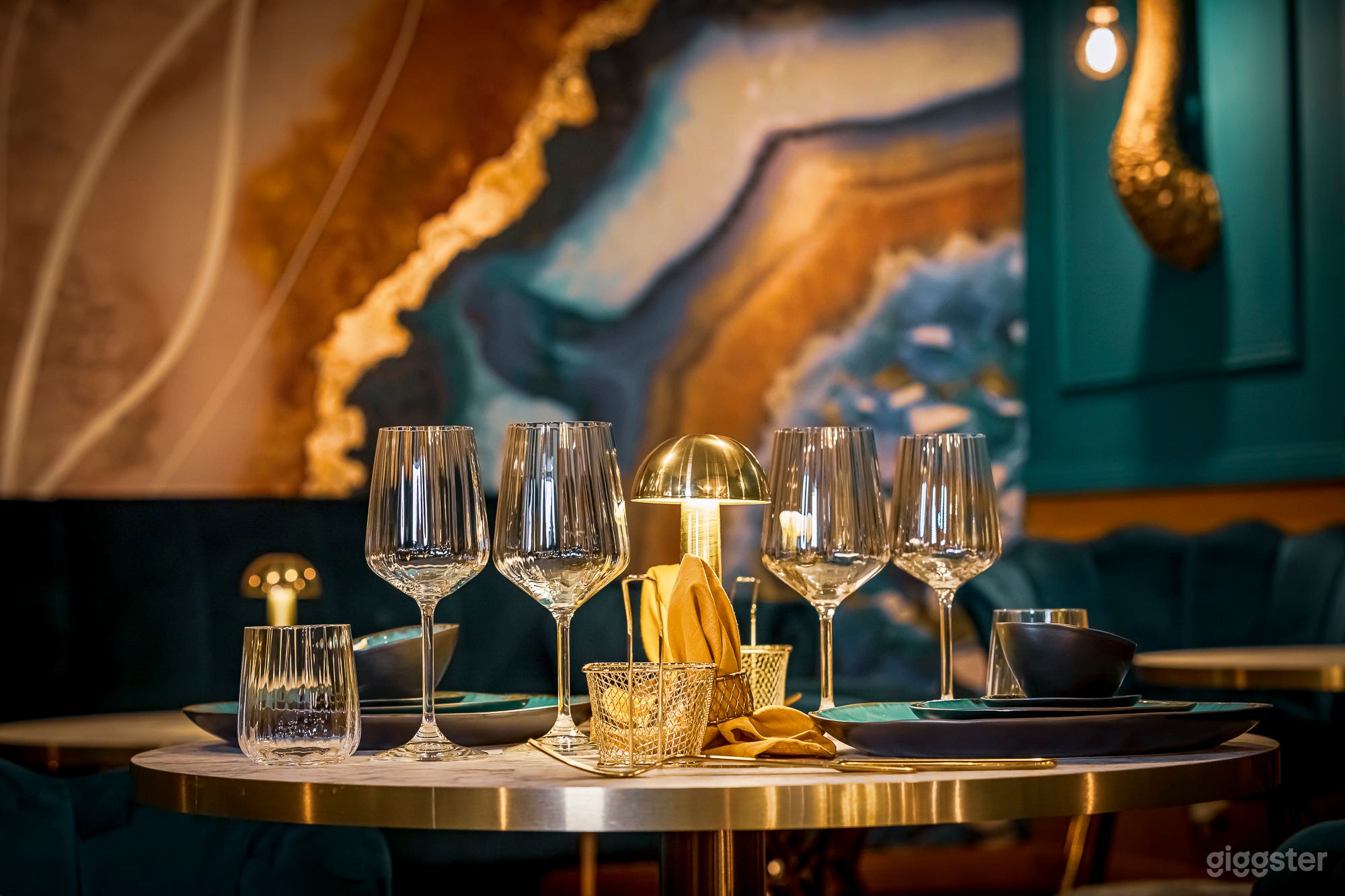 ELEGANT BURLESQUE BAR WITH VINTAGE FLAIR IN BERLIN KREUZBERG Photo 4