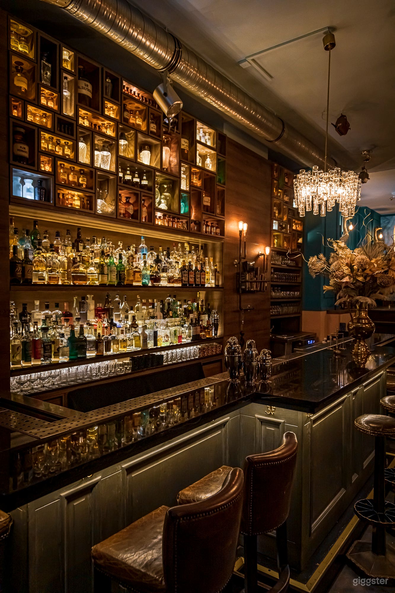 ELEGANT BURLESQUE BAR WITH VINTAGE FLAIR IN BERLIN KREUZBERG Photo 3