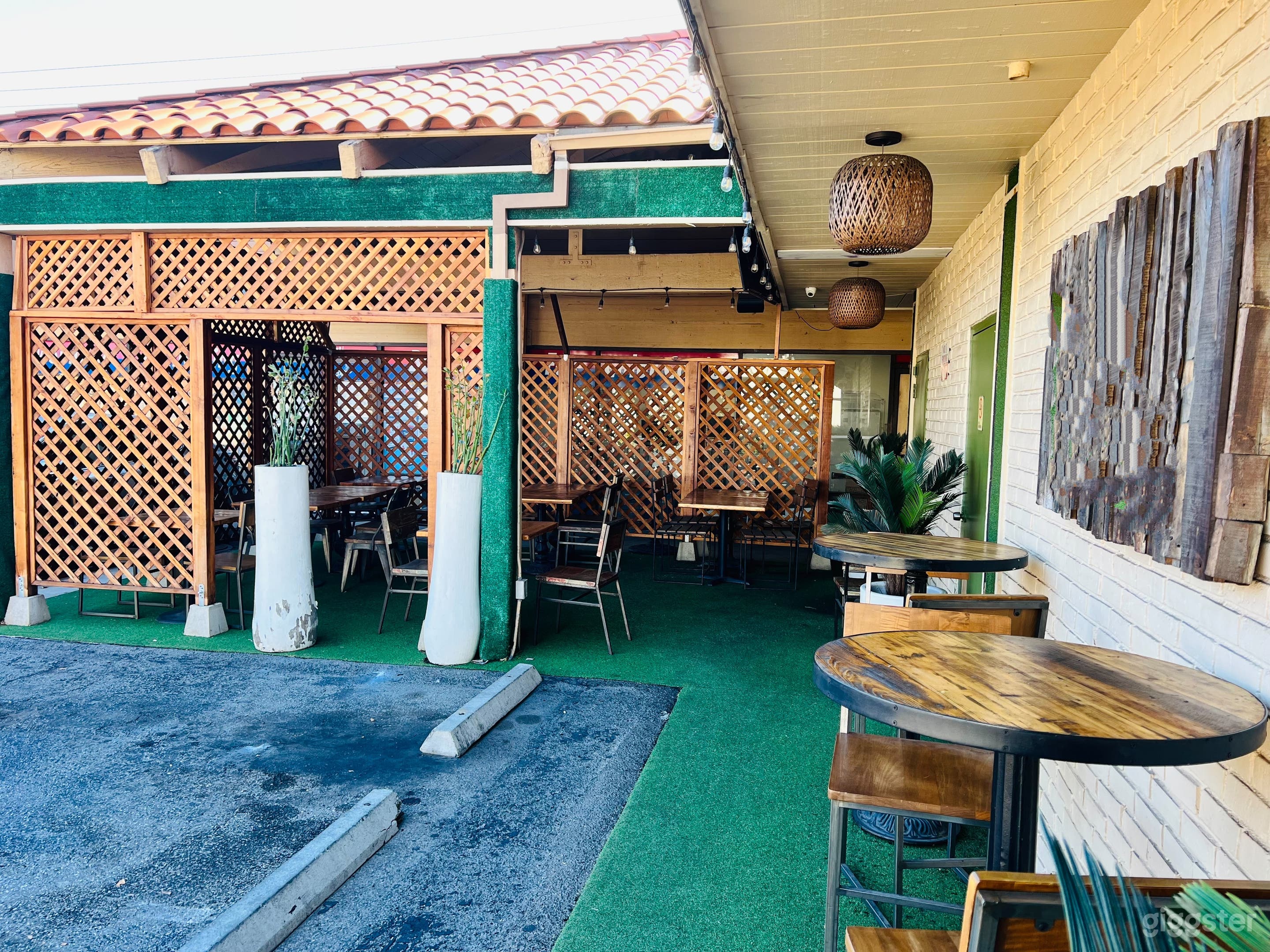 Cozy &amp; Friendly Mediterranean Cuisine Restaurant Photo 4