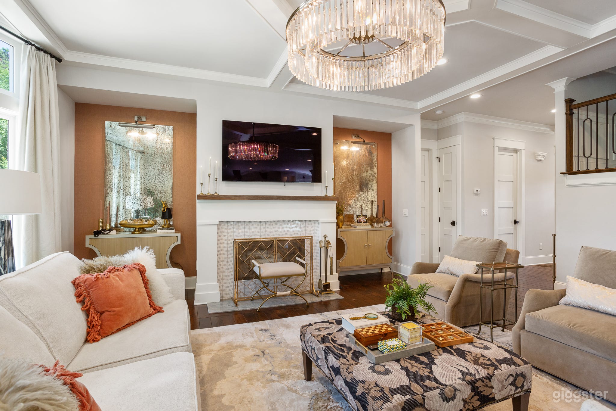 Where comfort meets glam and color Photo 4