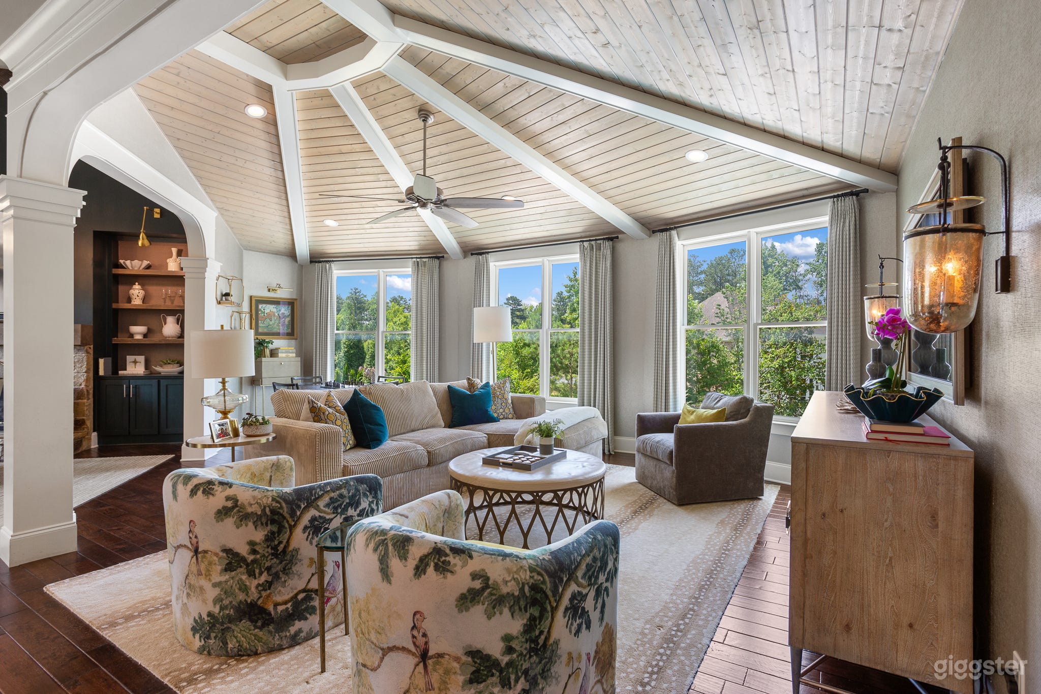 Where comfort meets glam and color Photo 3