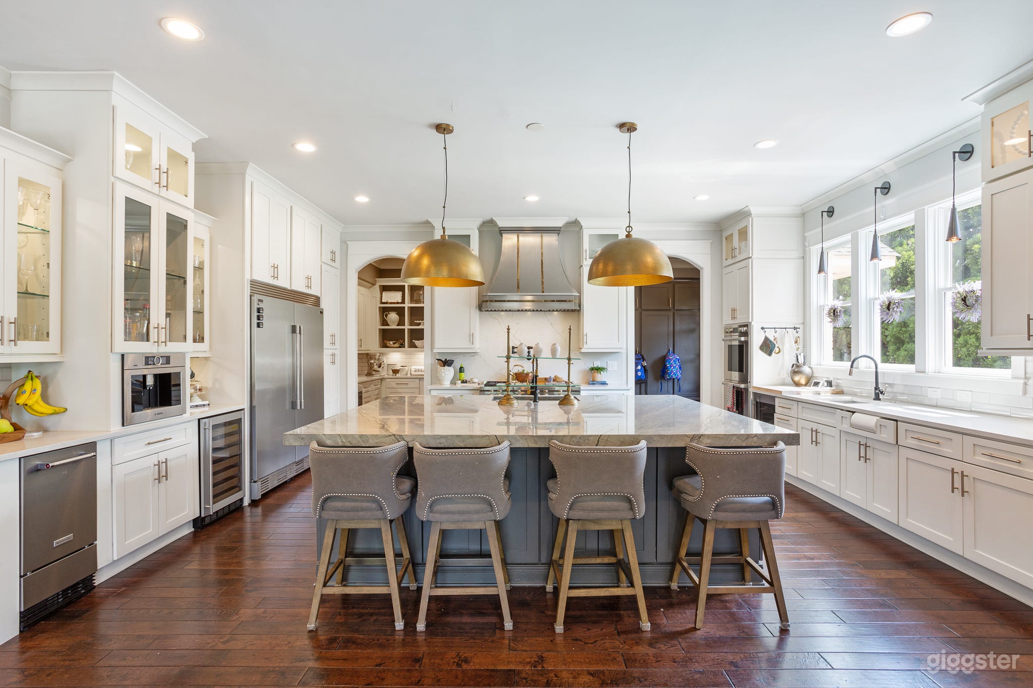 Where comfort meets glam and color Photo 1