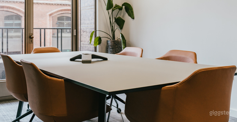  The Hockney Good for 6 Persons 