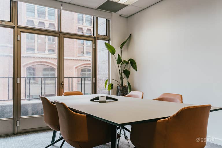  The Hockney Good for 6 Persons 