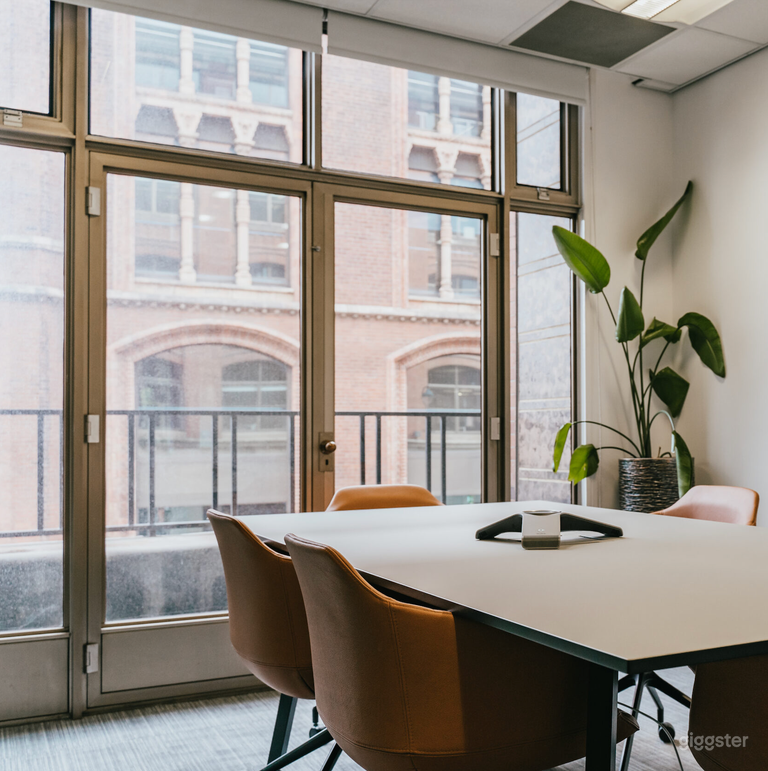  The Hockney Good for 6 Persons 