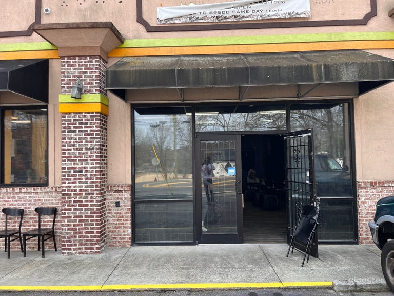  Stylish Hookah Lounge –Perfect for Shoots! 