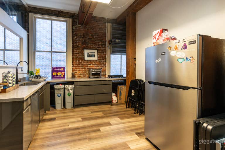  Spacious kitchen area 