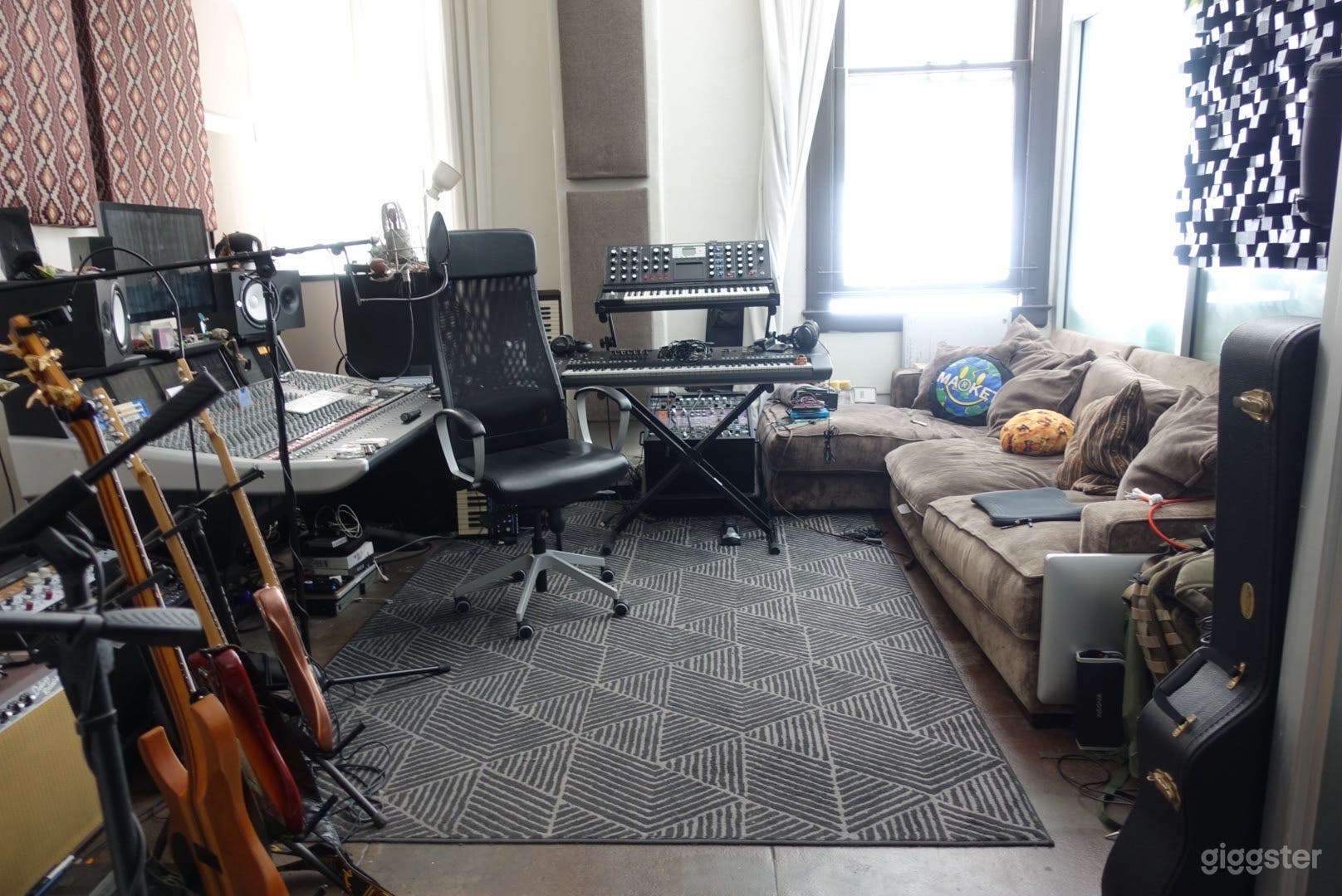 Ultra Cozy Urban Downtown Recording Studio Loft Photo 3
