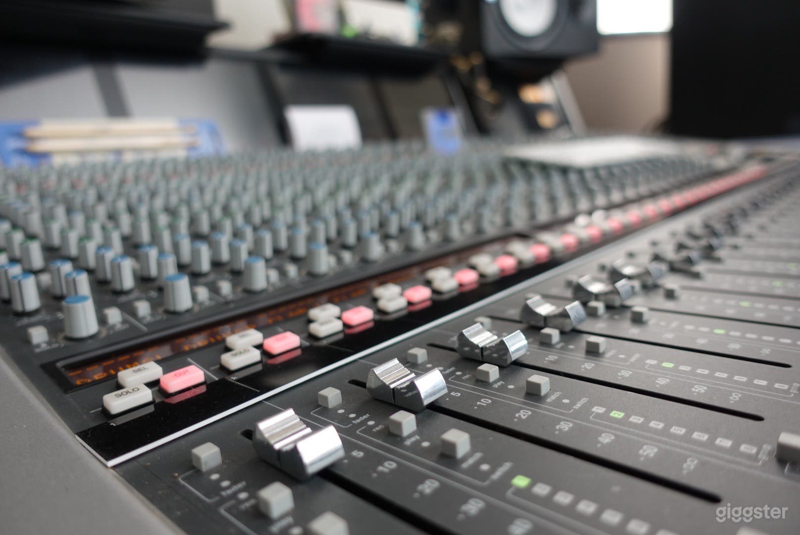 Ultra Cozy Urban Downtown Recording Studio Loft Photo 4