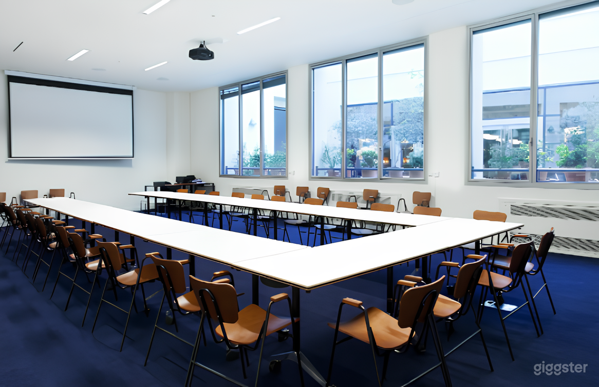 Photo de Bright Conference Room with Terrace View 3