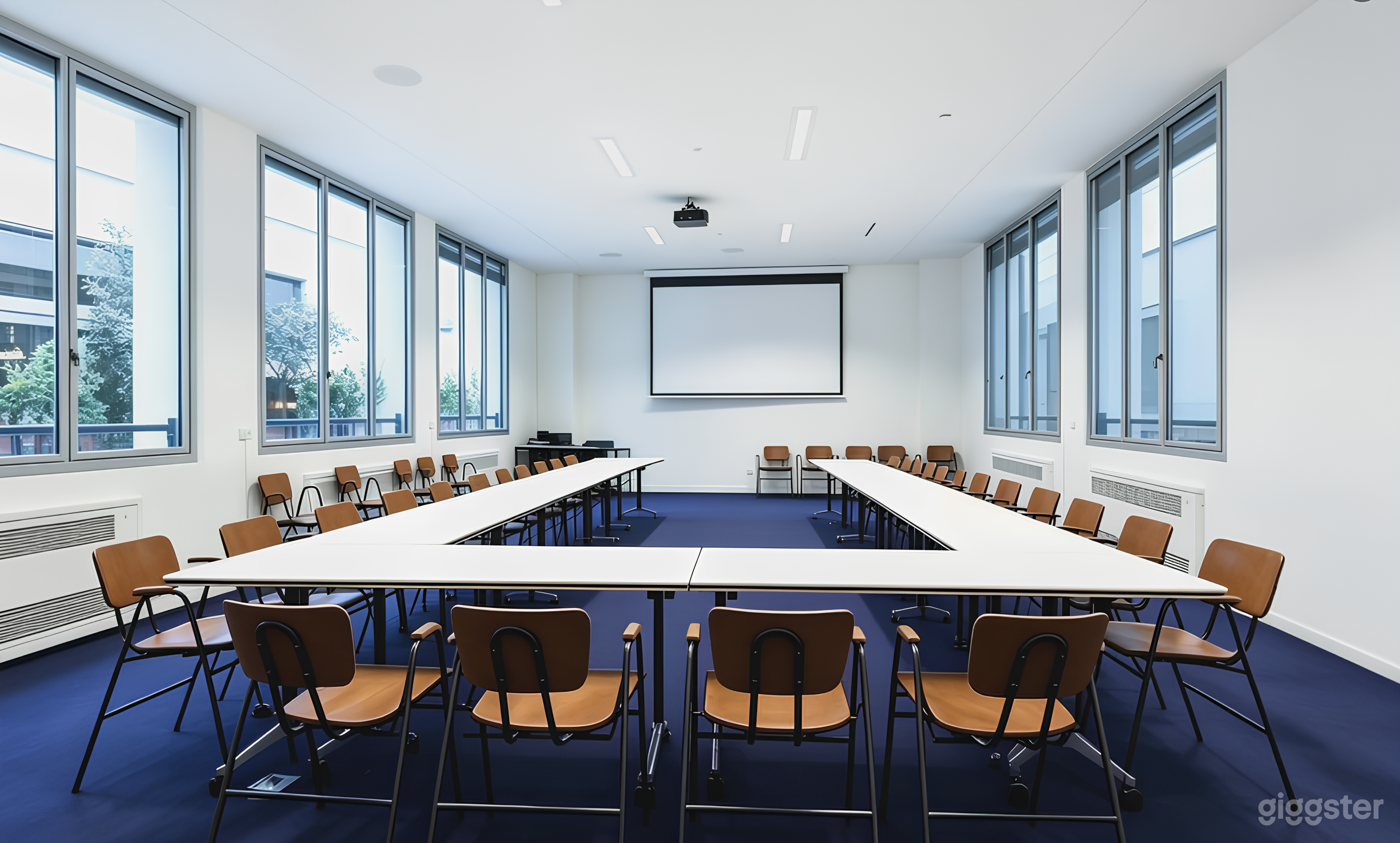 Photo de Bright Conference Room with Terrace View 2