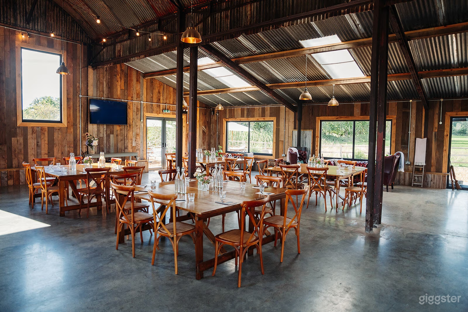 Dutch Barn with Countryside Views, Rustic & Charming Photo 1