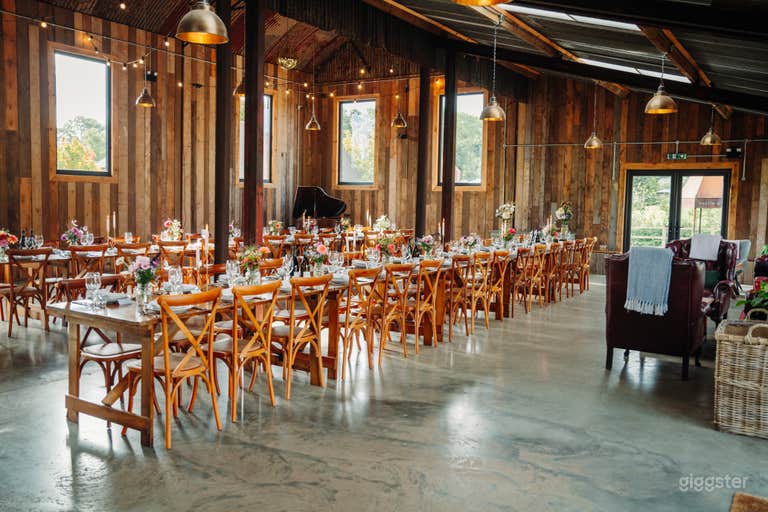  Dutch Barn with Countryside Views, Rustic & Charming 