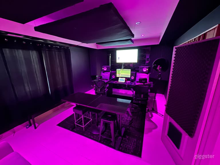 UNA HABITACIÓN - 

- Neumann TLM
- Interfaz Apollo Twin
- Monitores Yamaha HS8
- Control Behringer STUDIO L
- Monitores Gauss 7

Con iluminación incorporada 