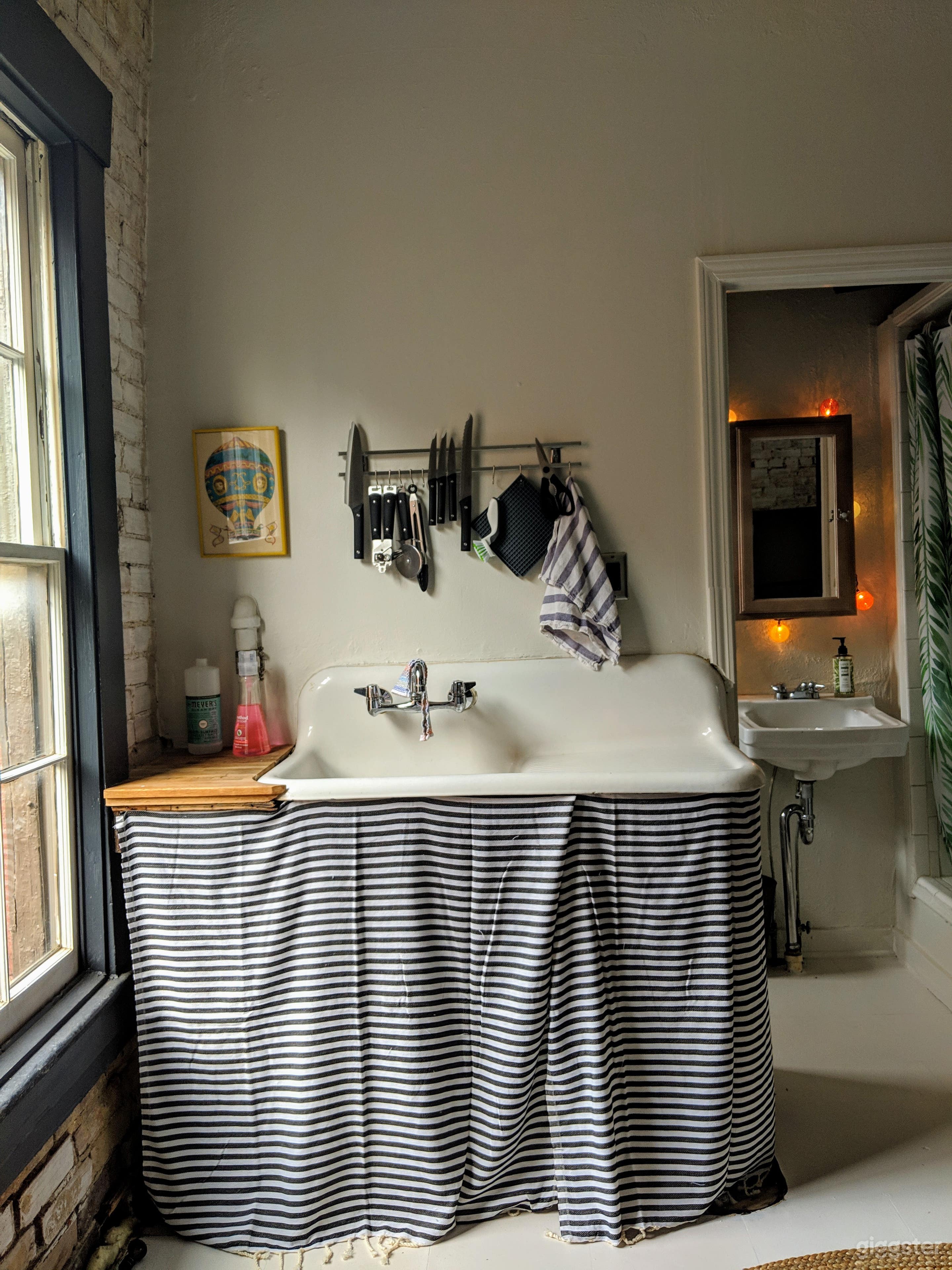 Urban, on-trend carriage house studio Photo 3