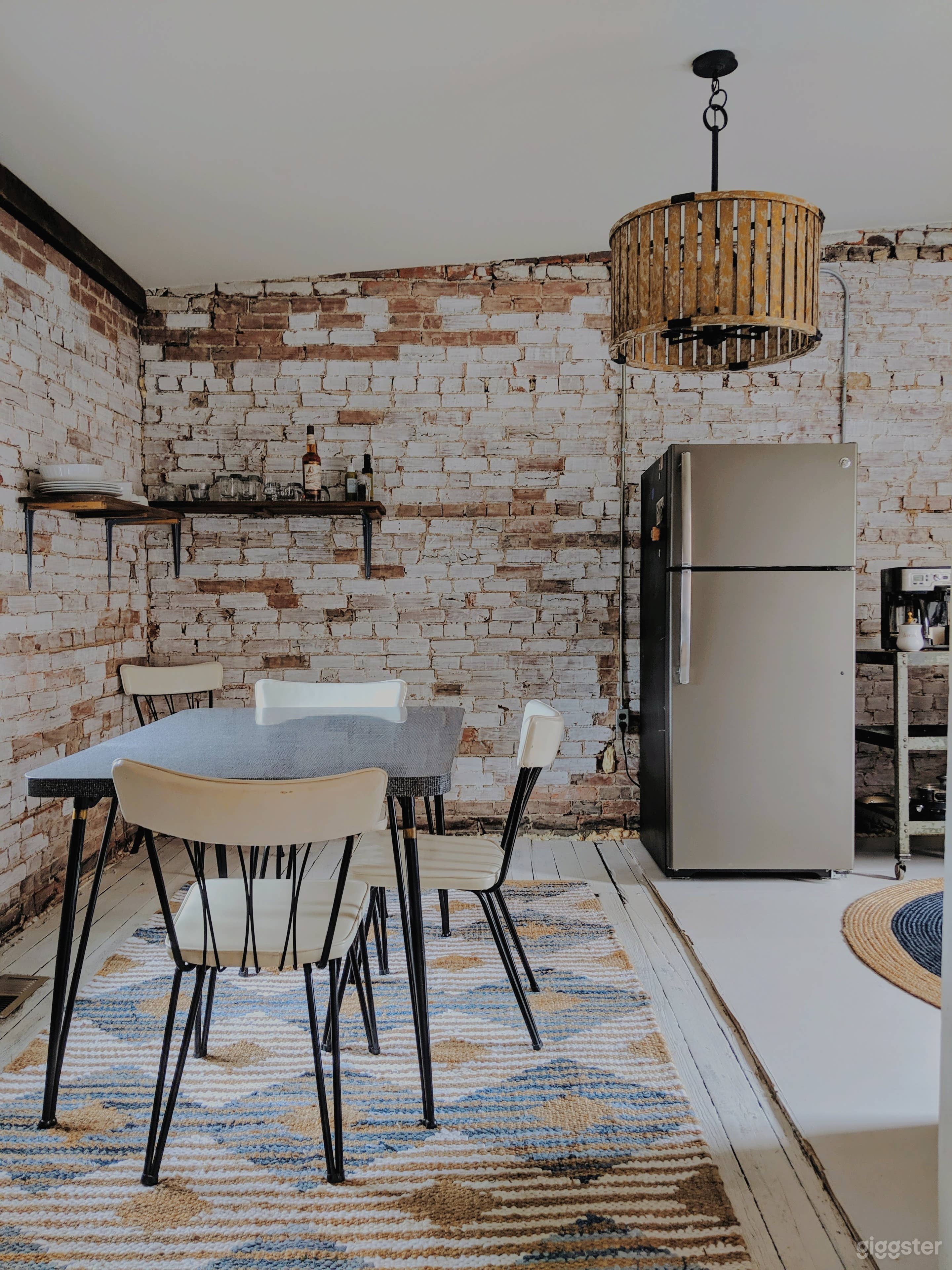 Urban, on-trend carriage house studio Photo 2