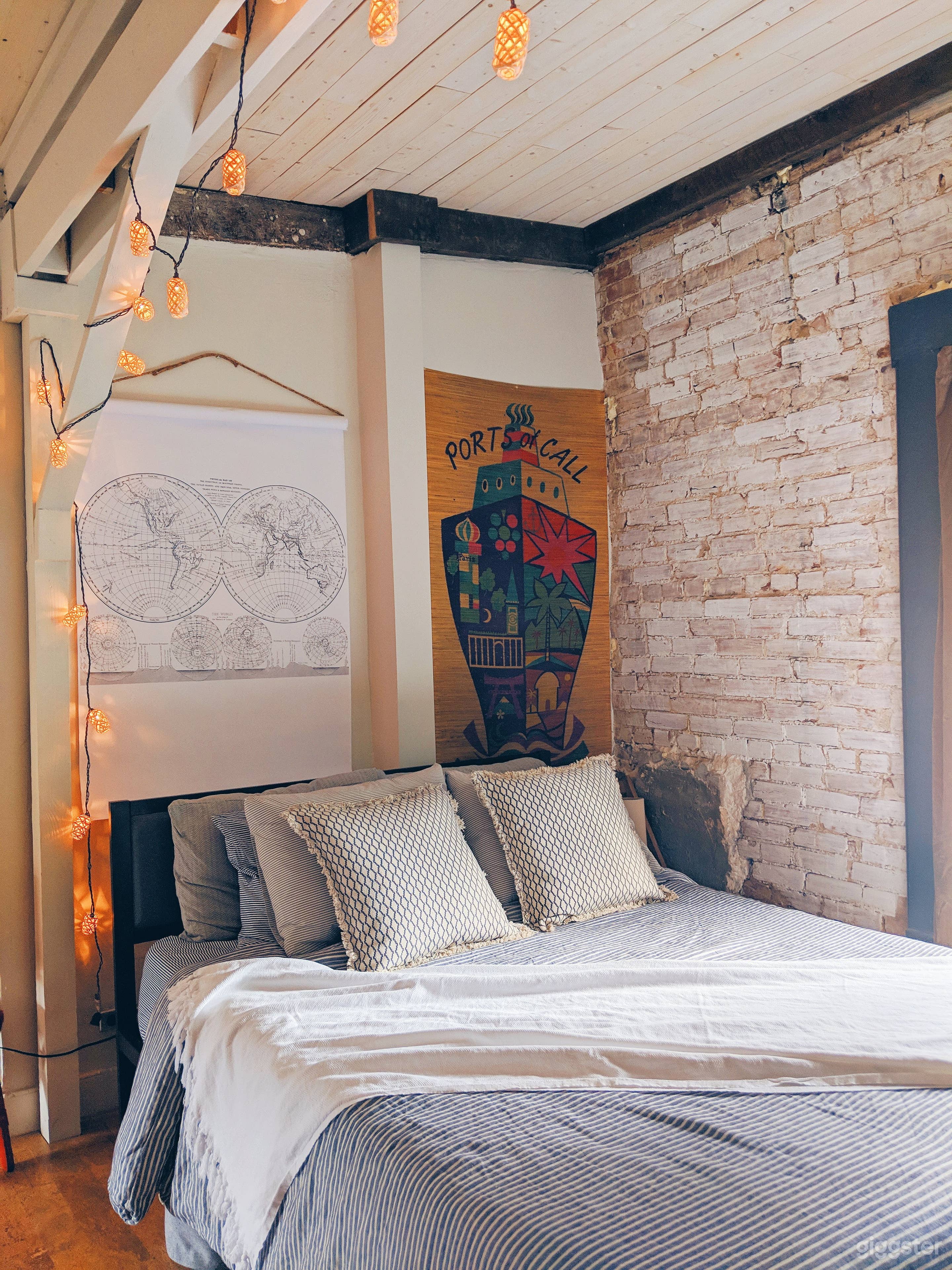 Urban, on-trend carriage house studio Photo 4