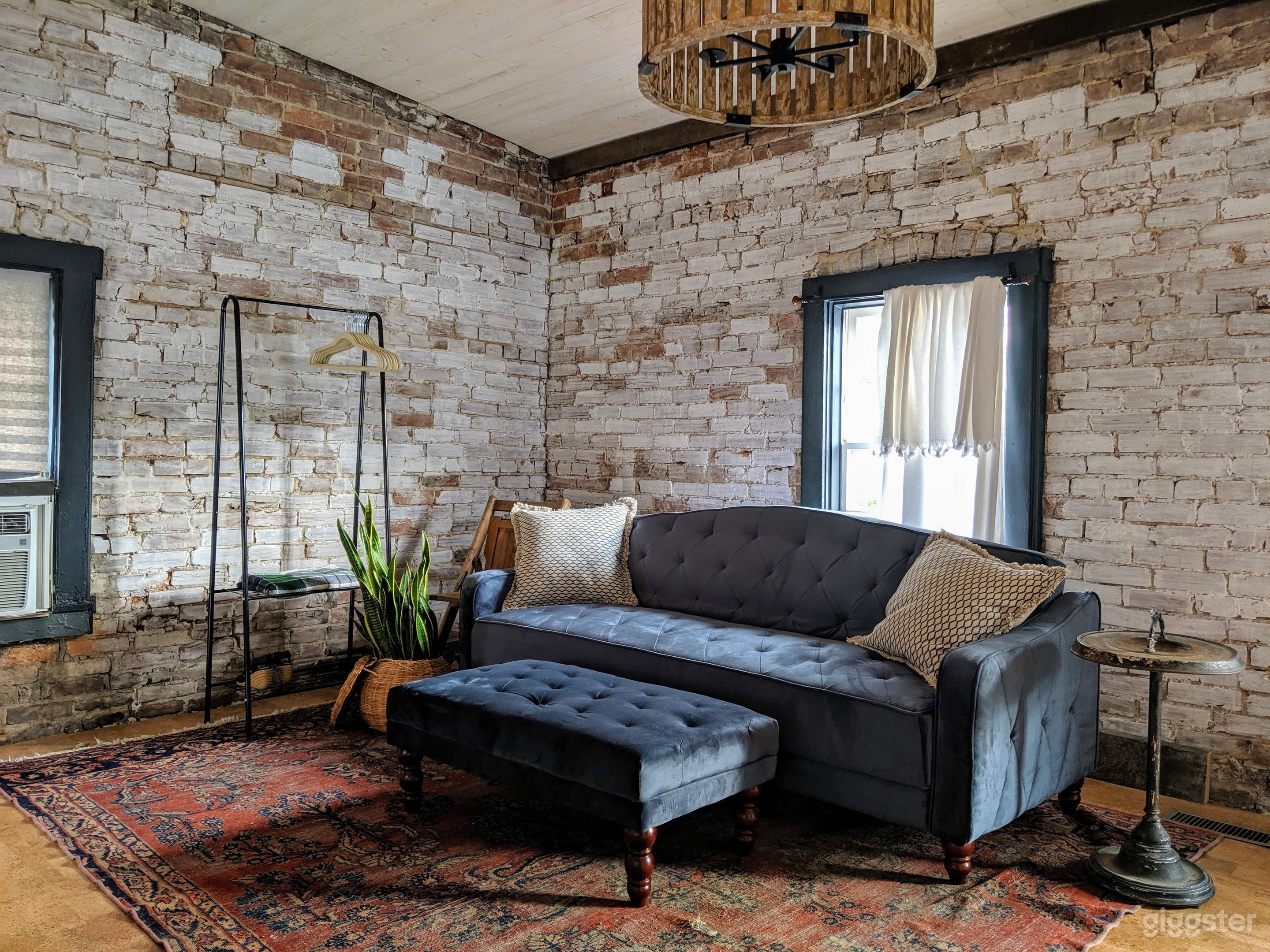 Urban, on-trend carriage house studio Photo 1