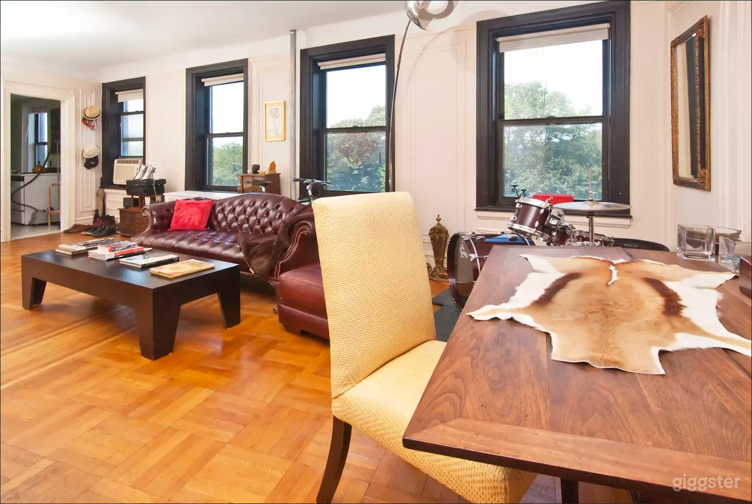 livingroom 
(4 west facing windows)