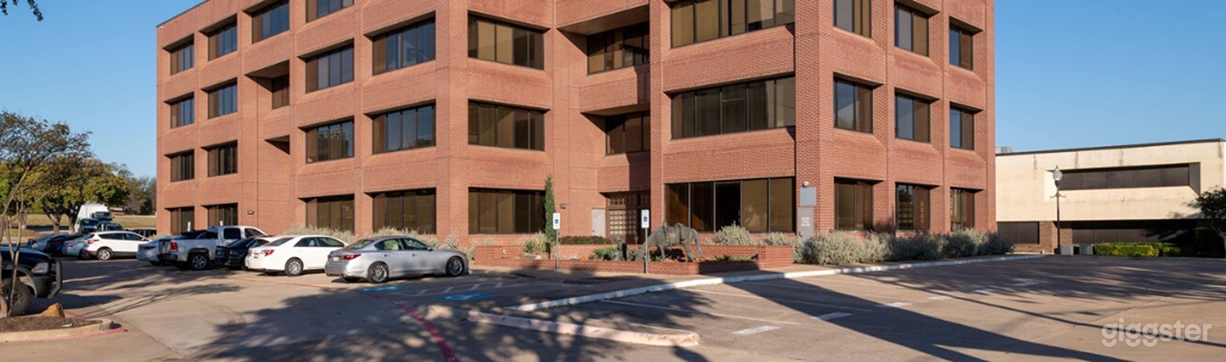 Scenic Outdoor Space for Film &amp; Photoshoot Photo 3