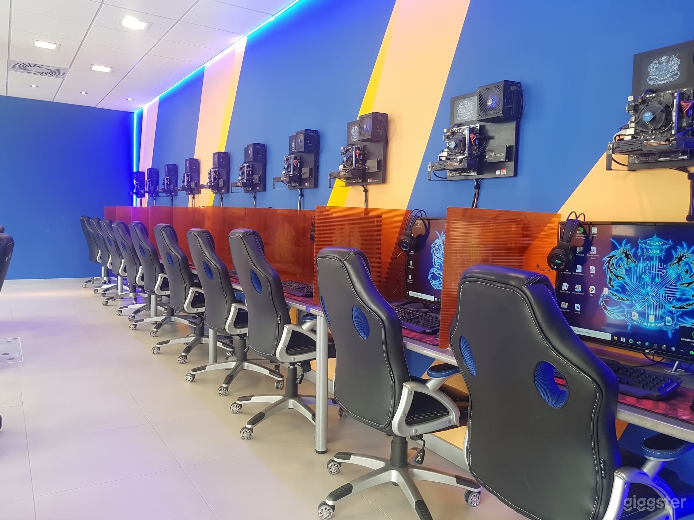 Salón de Juegos Vibrante 26 Estudio Moderno de Esports Foto 2