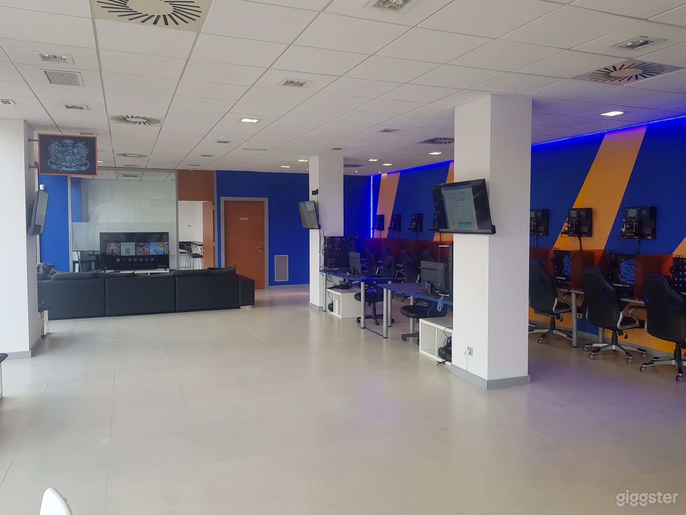 Salón de Juegos Vibrante 26 Estudio Moderno de Esports Foto 3
