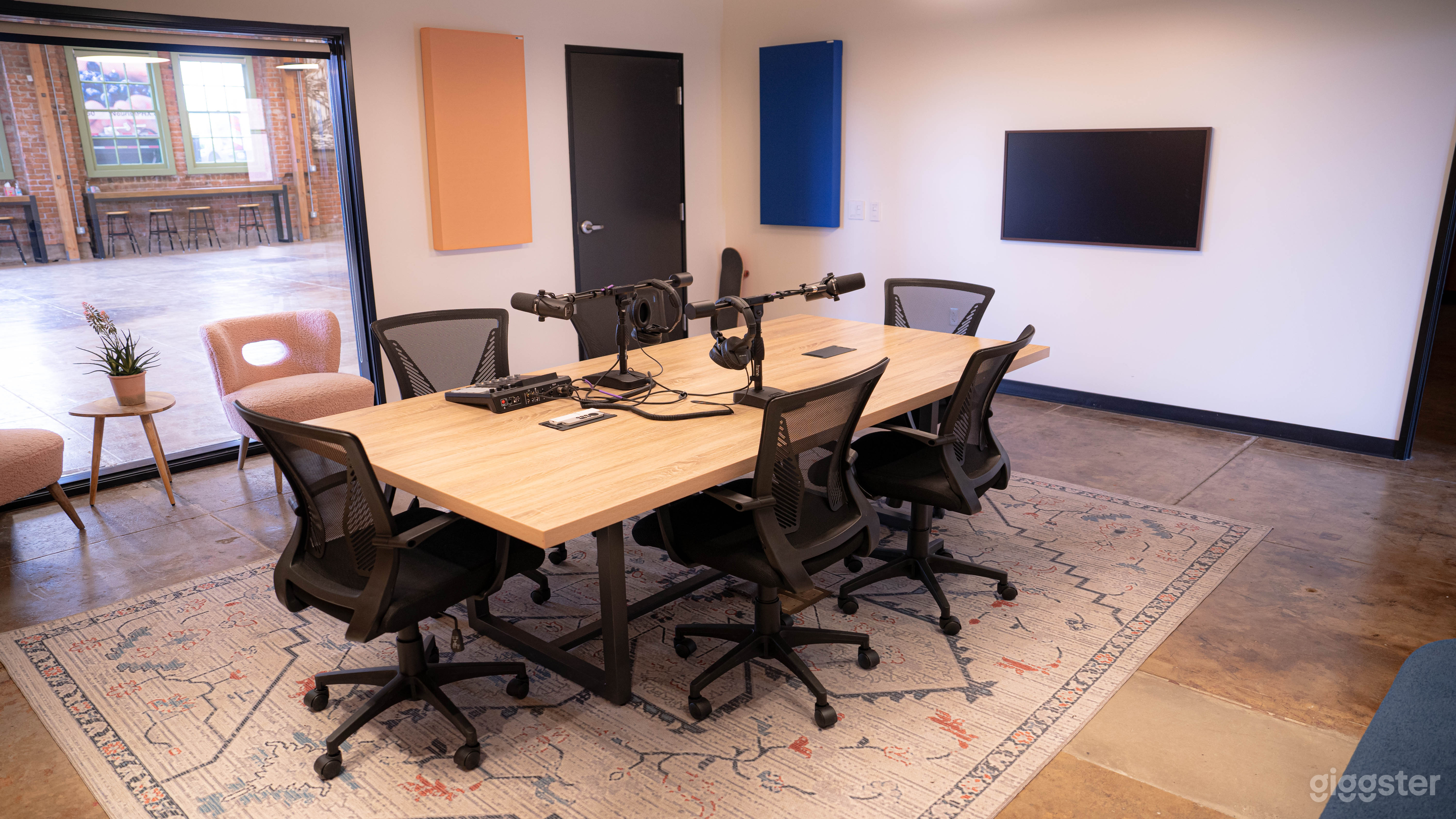 Historic warehouse - Conference &amp; Podcast Space Photo 2