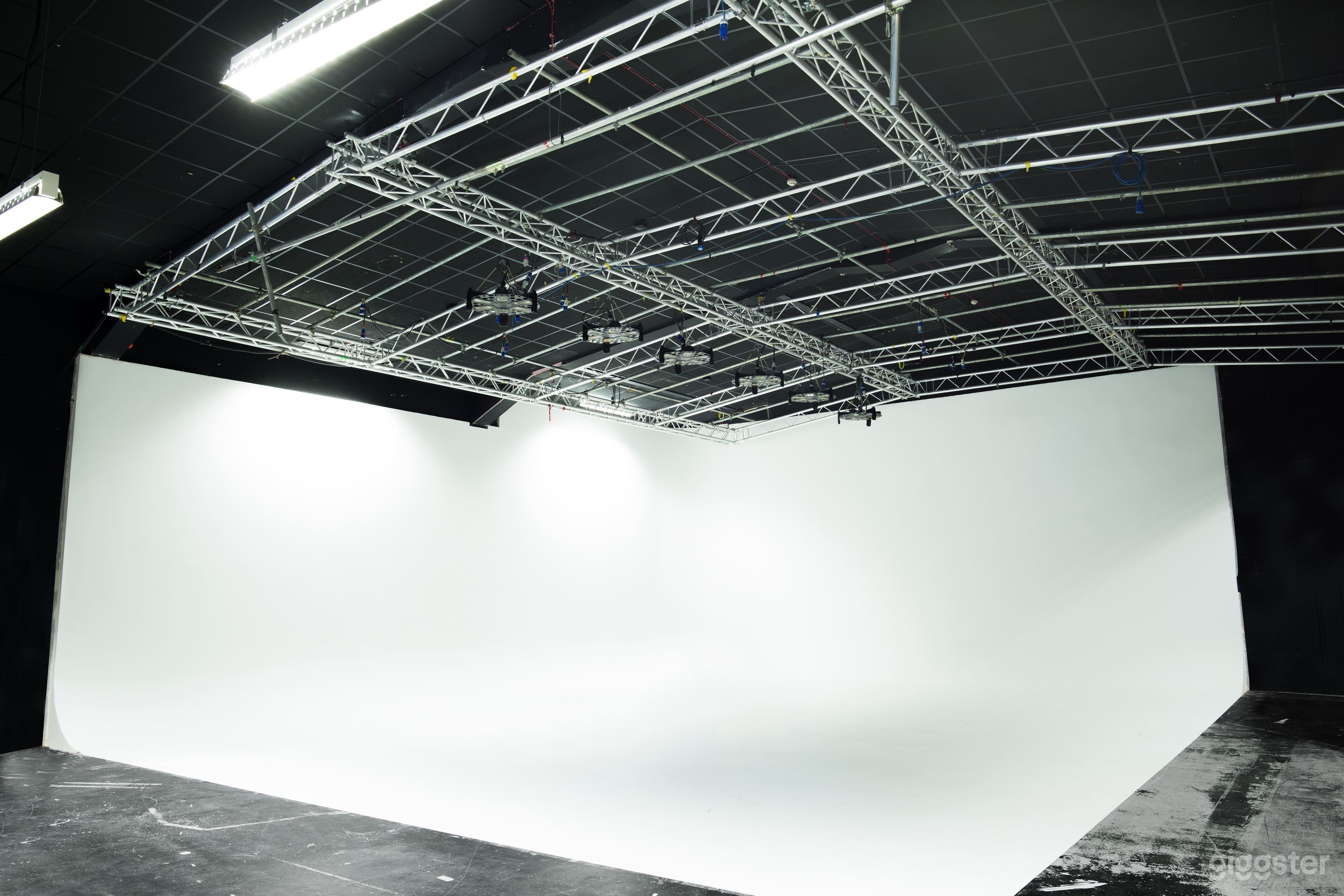 Premium 3,500 Sq Ft Studio in Central London – Id Photo 3