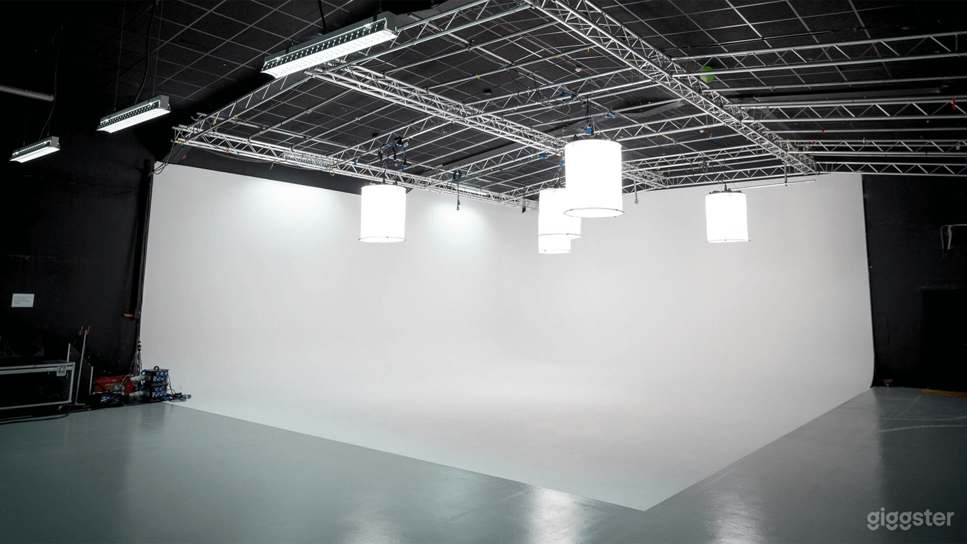 Premium 3,500 Sq Ft Studio in Central London – Id Photo 2