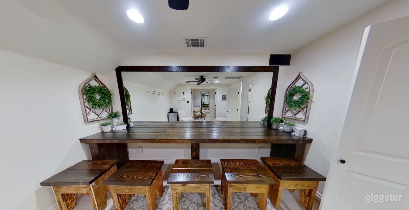 Reception Hall with Bride/Groom Suite Photo 4