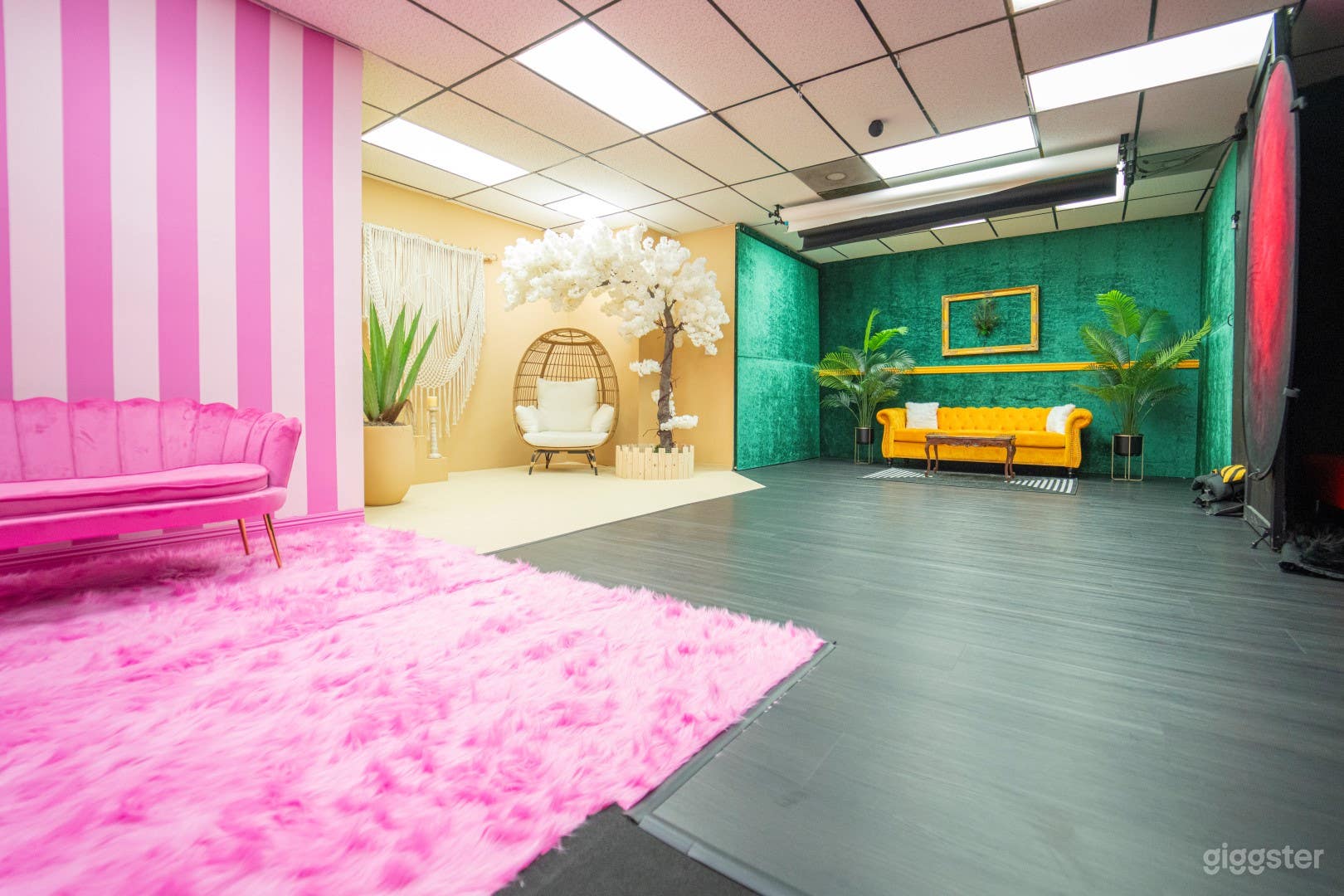 Boutique Photo &amp; Video Studio with Creative Sets  Photo 3