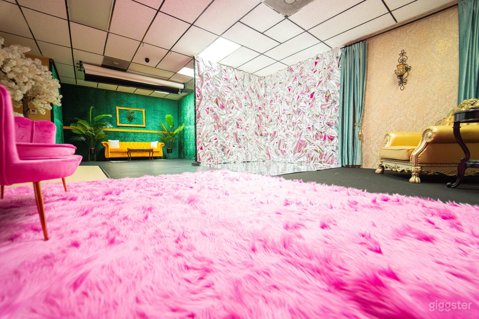 Boutique Photo &amp; Video Studio with Creative Sets  Photo 2