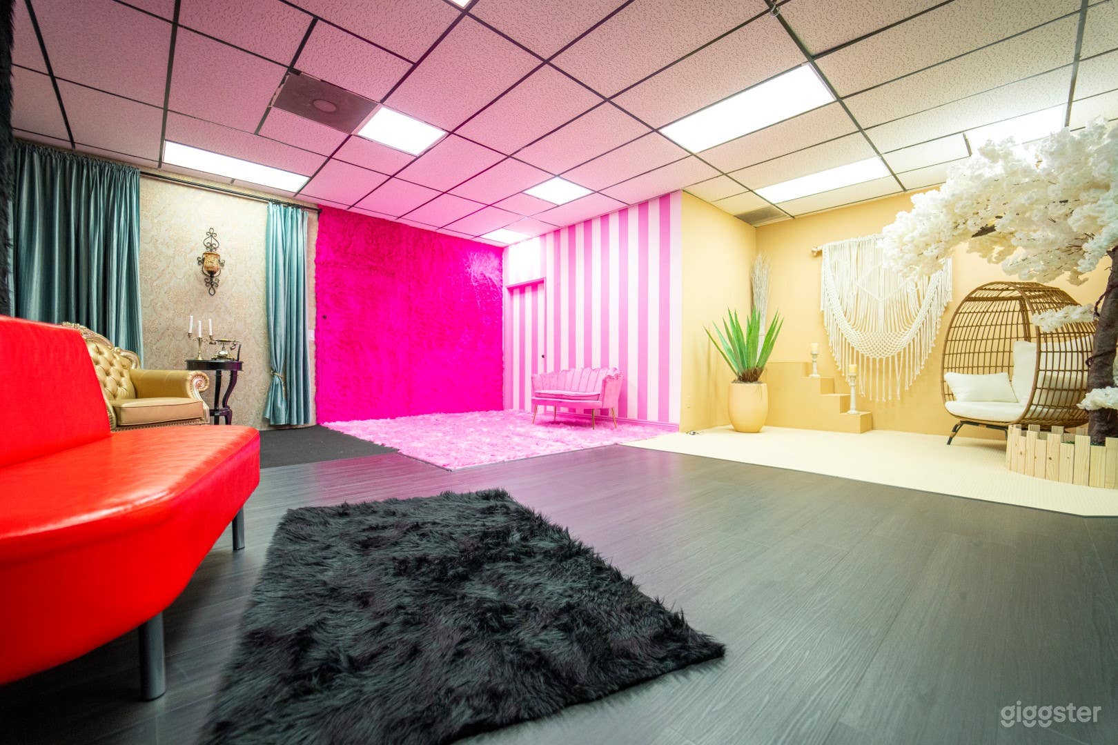 Boutique Photo &amp; Video Studio with Creative Sets  Photo 4